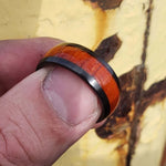 Herren-Ehering aus schwarzem Zirkonium/Holz, 8 mm gewölbt – KERTOS